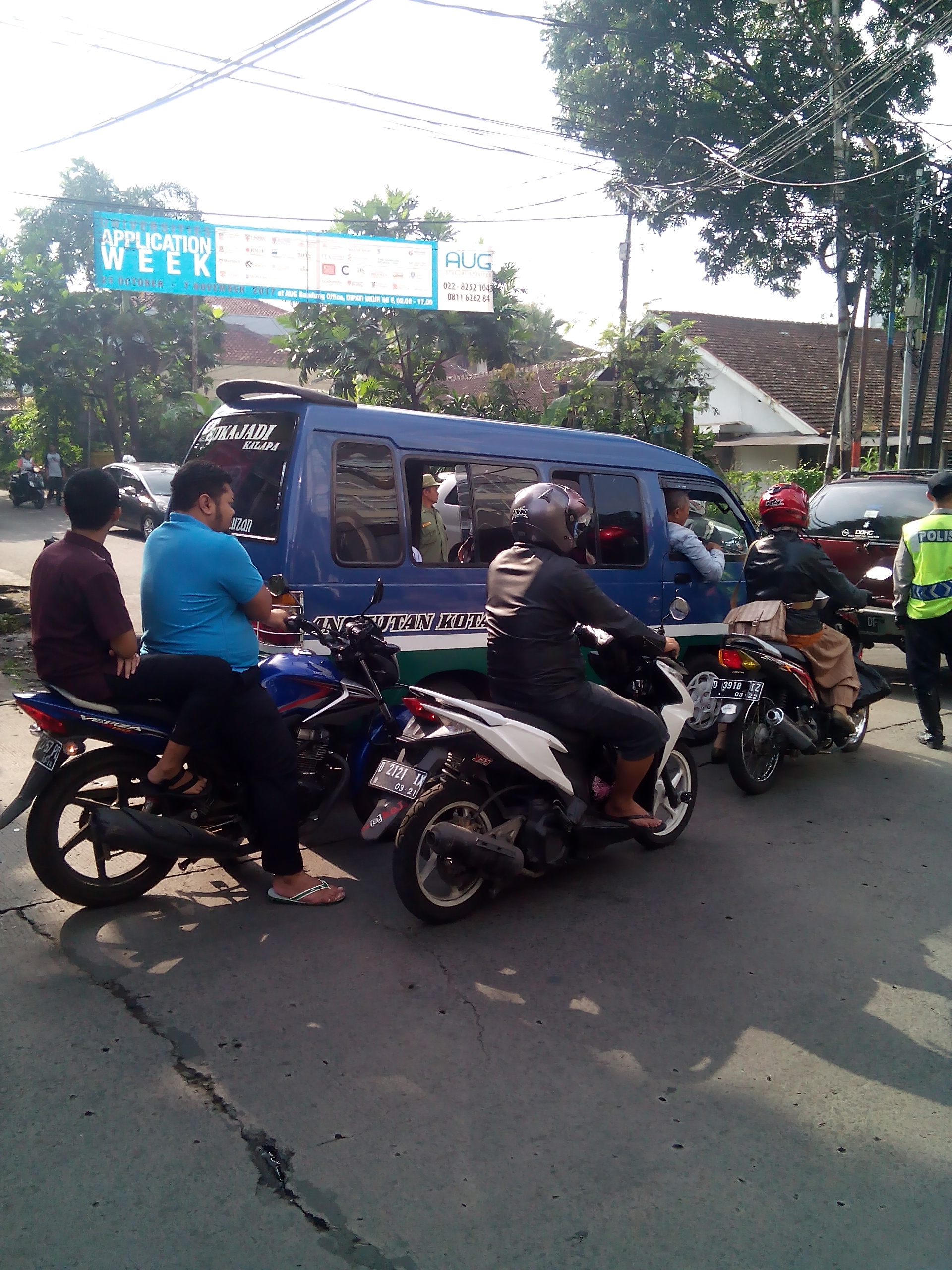 Keberanian 2 Pemuda Melewati POLANTAS #KASLANTAS