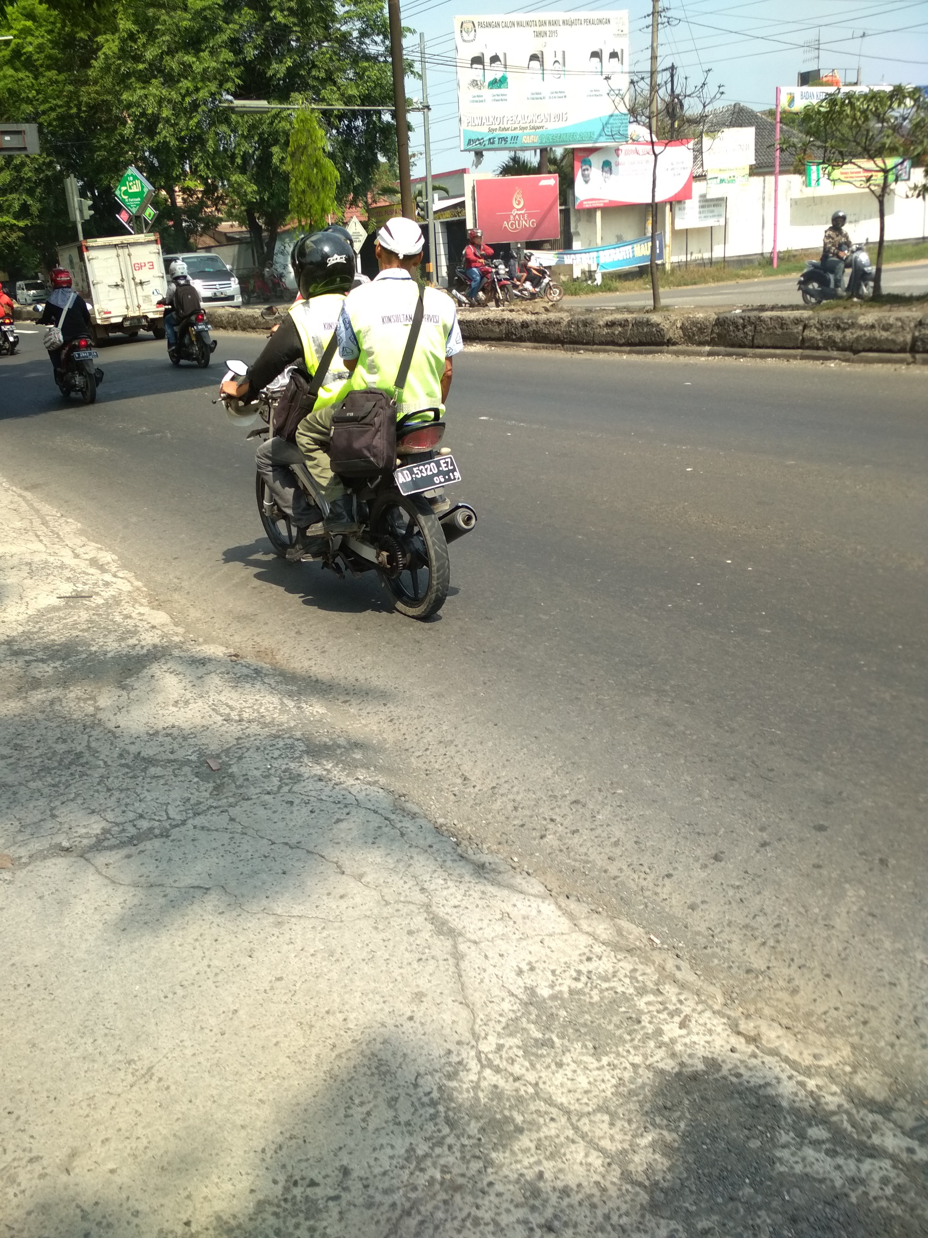 Yang Bontang gak pake helm