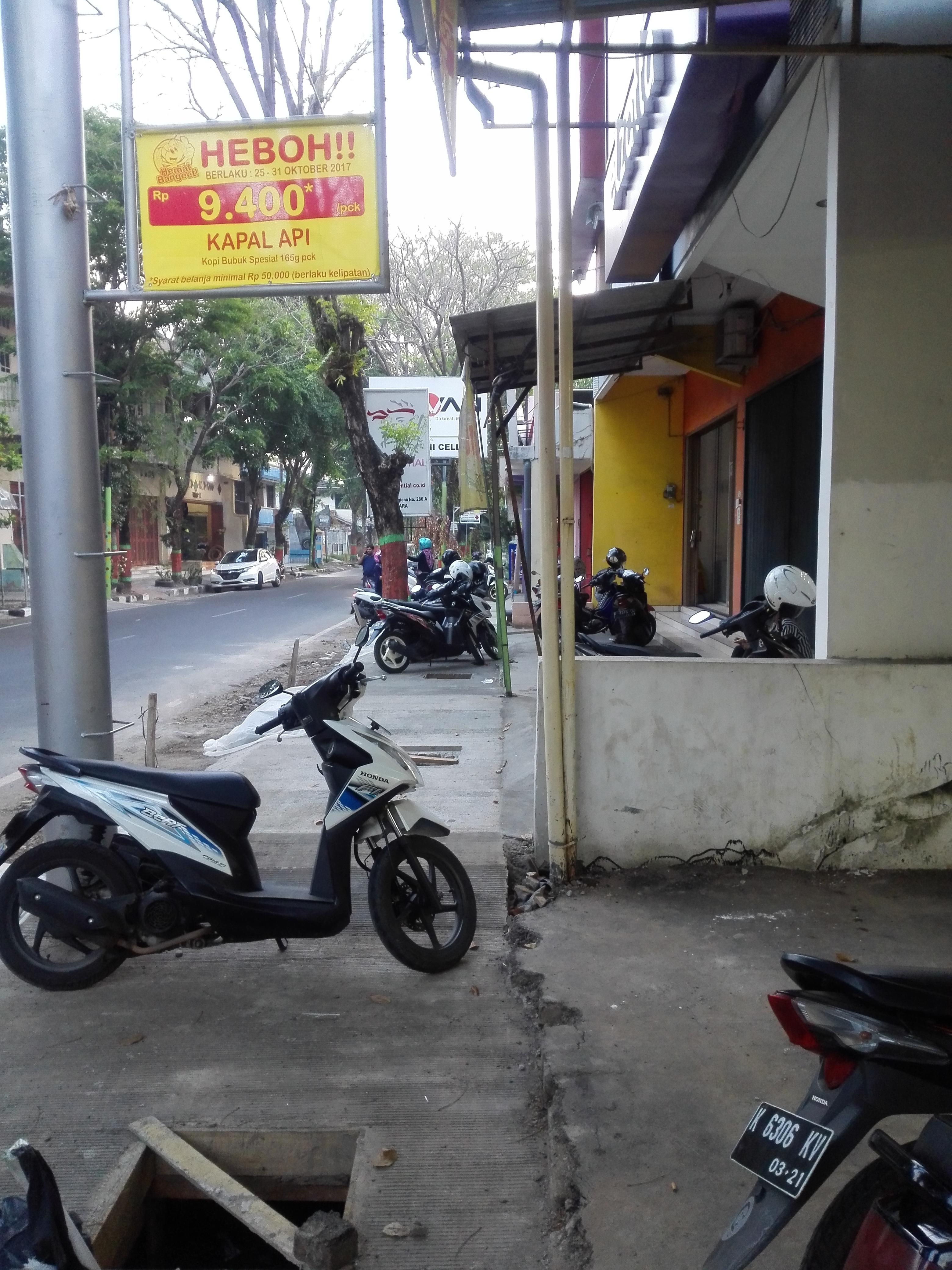 Cuek Parkir diatas Tratoar Jalan #KASLANTAS