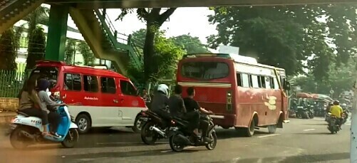 #KASLANTAS Tercyduck! Pengendara tanpa helm Angkot Berhenti di Sembarang Tempat