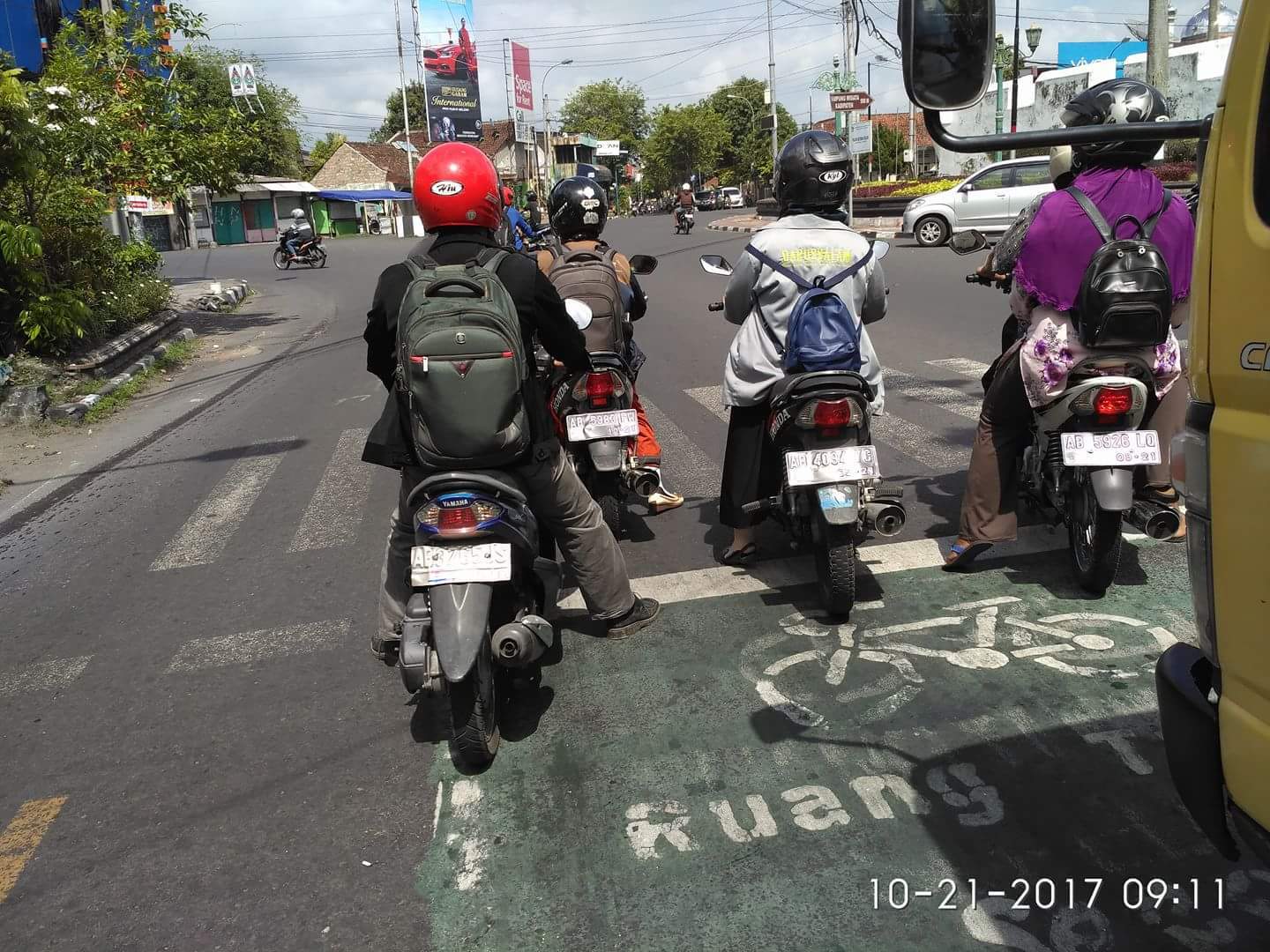 Ruang Tunggu Sepeda (Motor) dan Zebra Cross