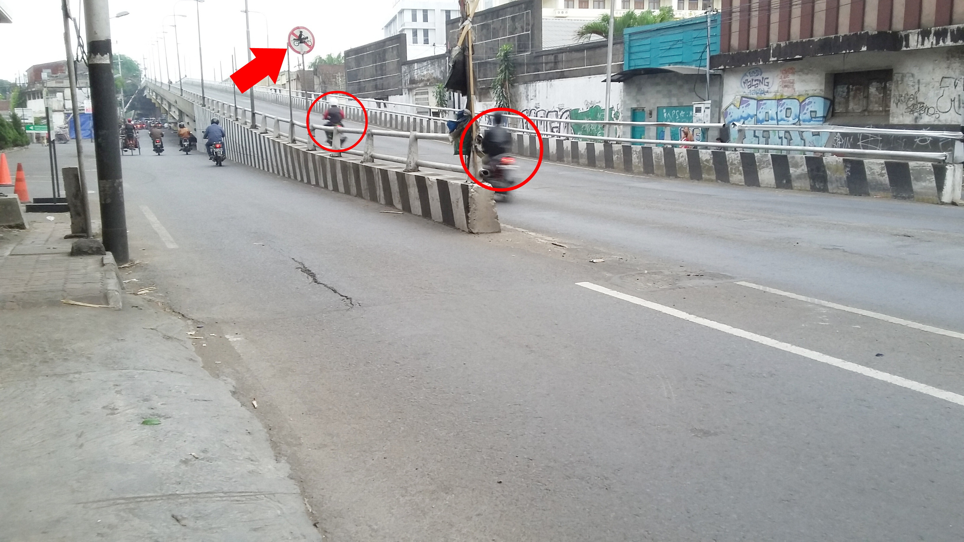 LAGI..! Pemandangan Tiap Hari Pelanggaran LALIN di Fly Over #KASLANTAS