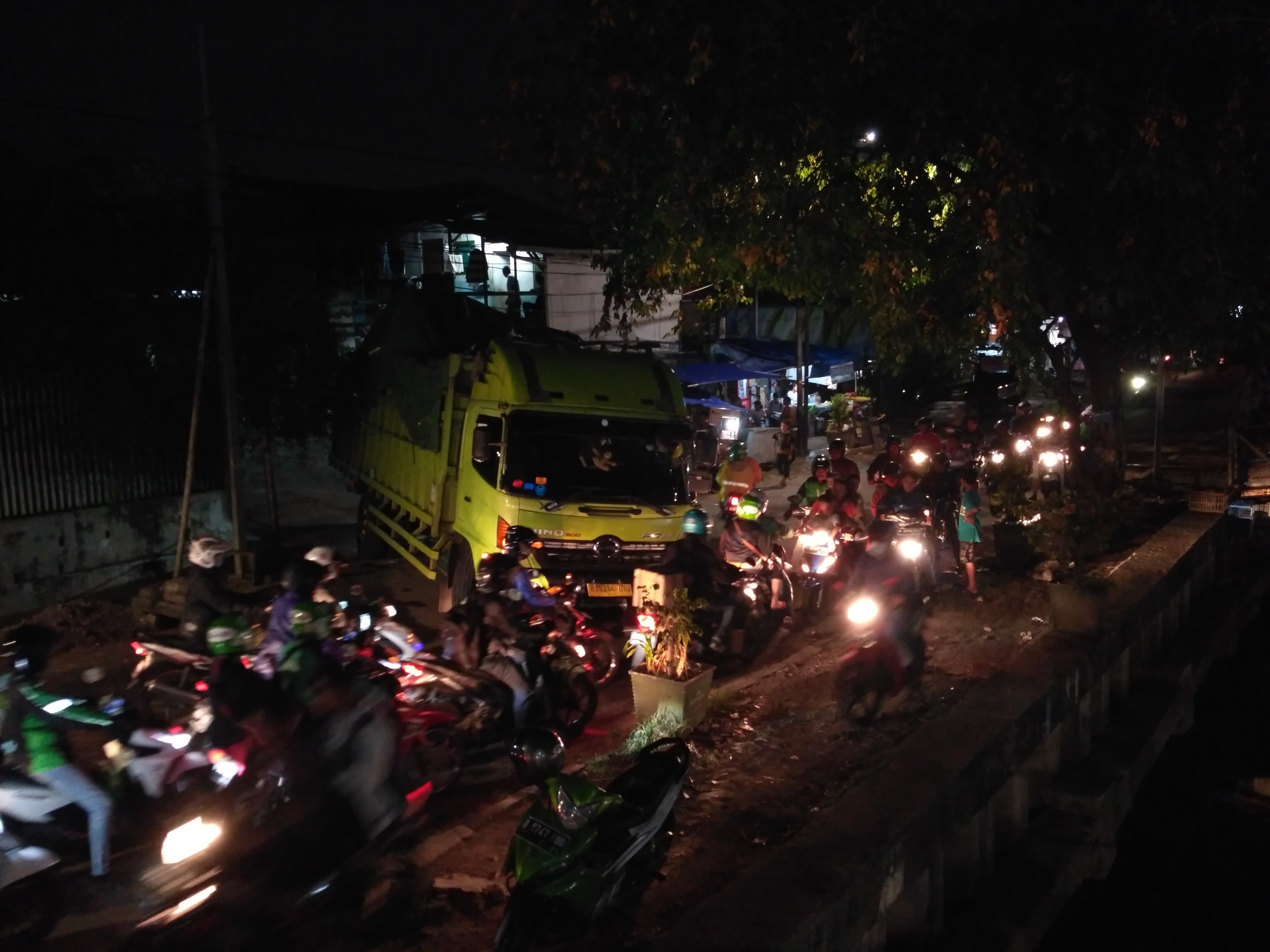 #KASLANTAS Overload, truk terguling saat keluar gudang