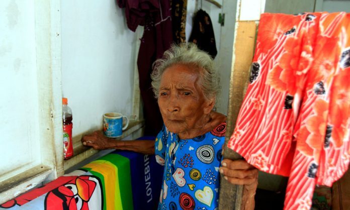 Nenek Lansia Ini Dibiarkan Terlantar Di Pos Keamanan