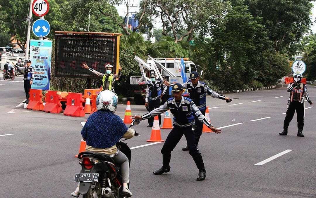 Emak-Emak dihadang Pakpol dan Dishub