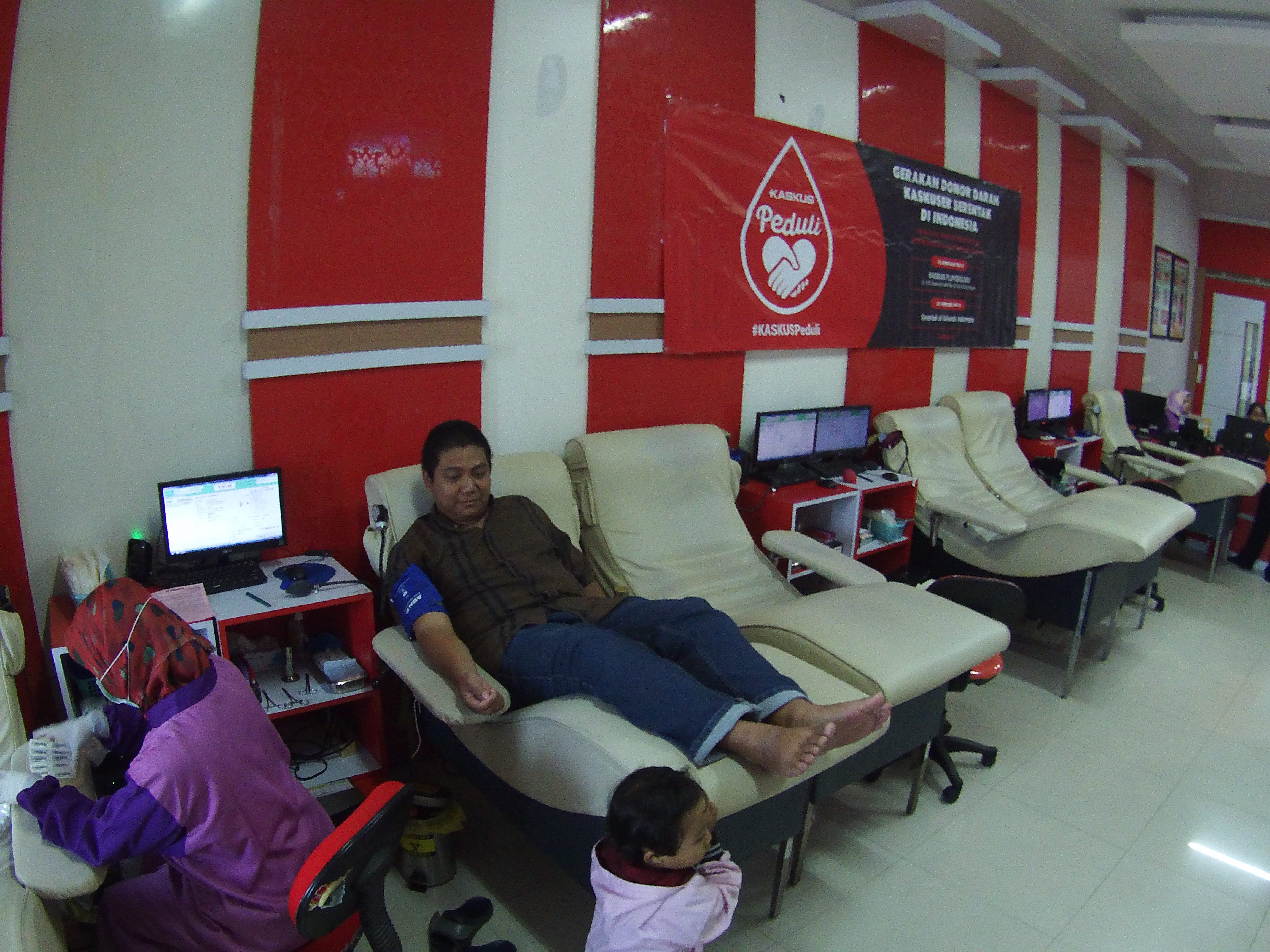 Petugas PMI lagi mempersiapkan alat perangnya #KASKUSPeduli #RegionalMalang