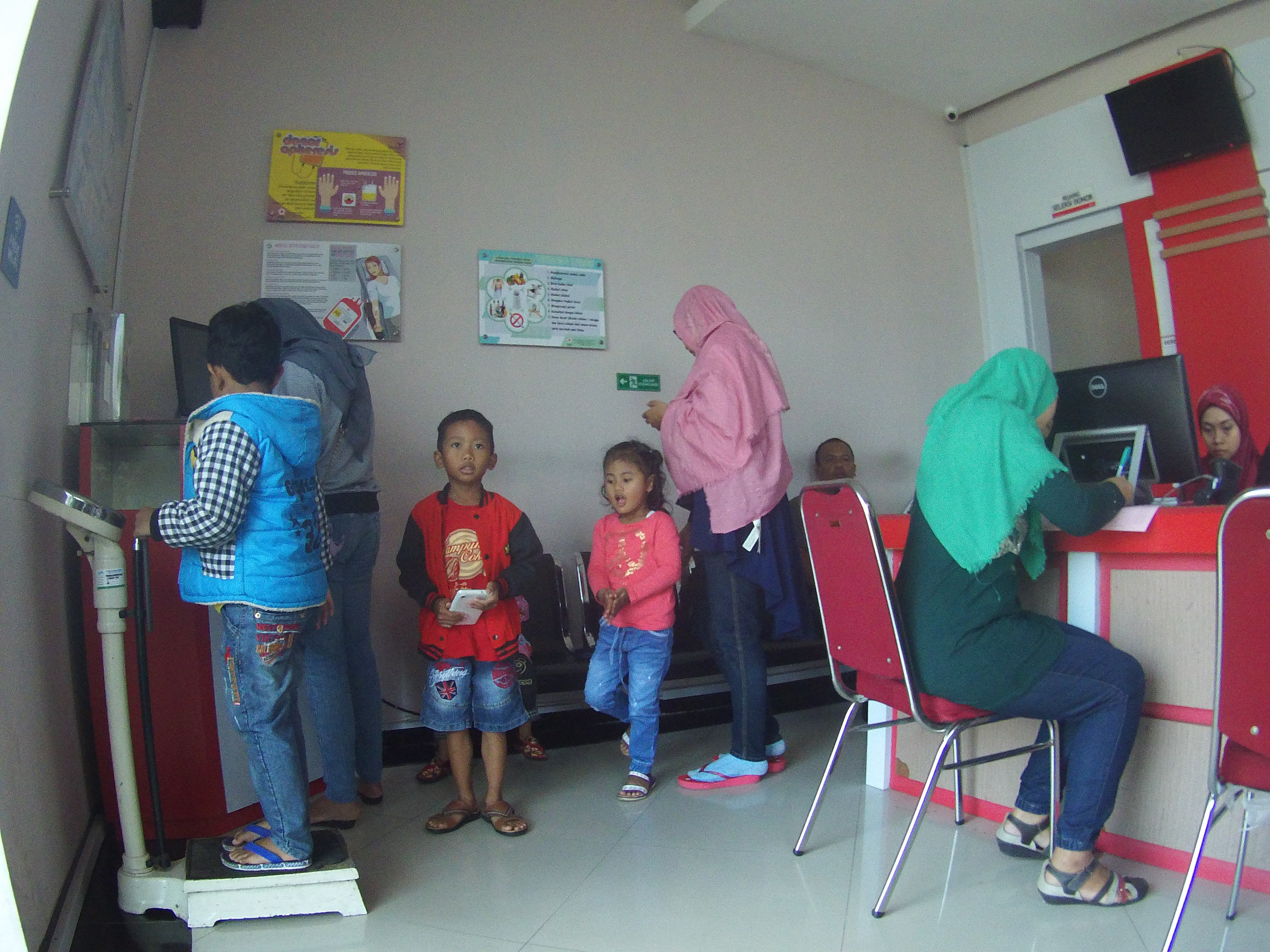 Anak-anak kecil ikut meramaikan walaupun bukan pendonor darah