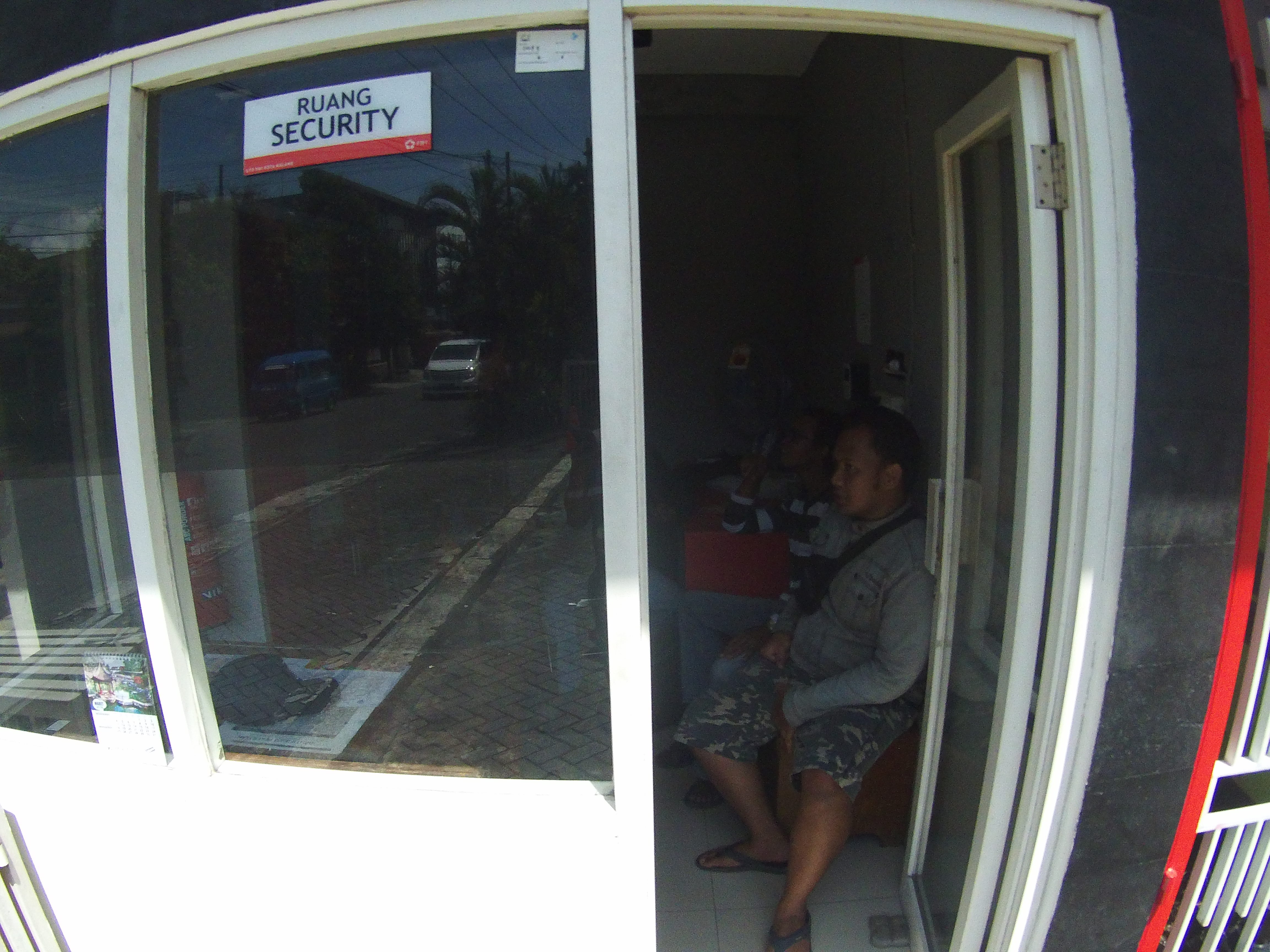 Pinjem bentar ruang satpam untuk nongki