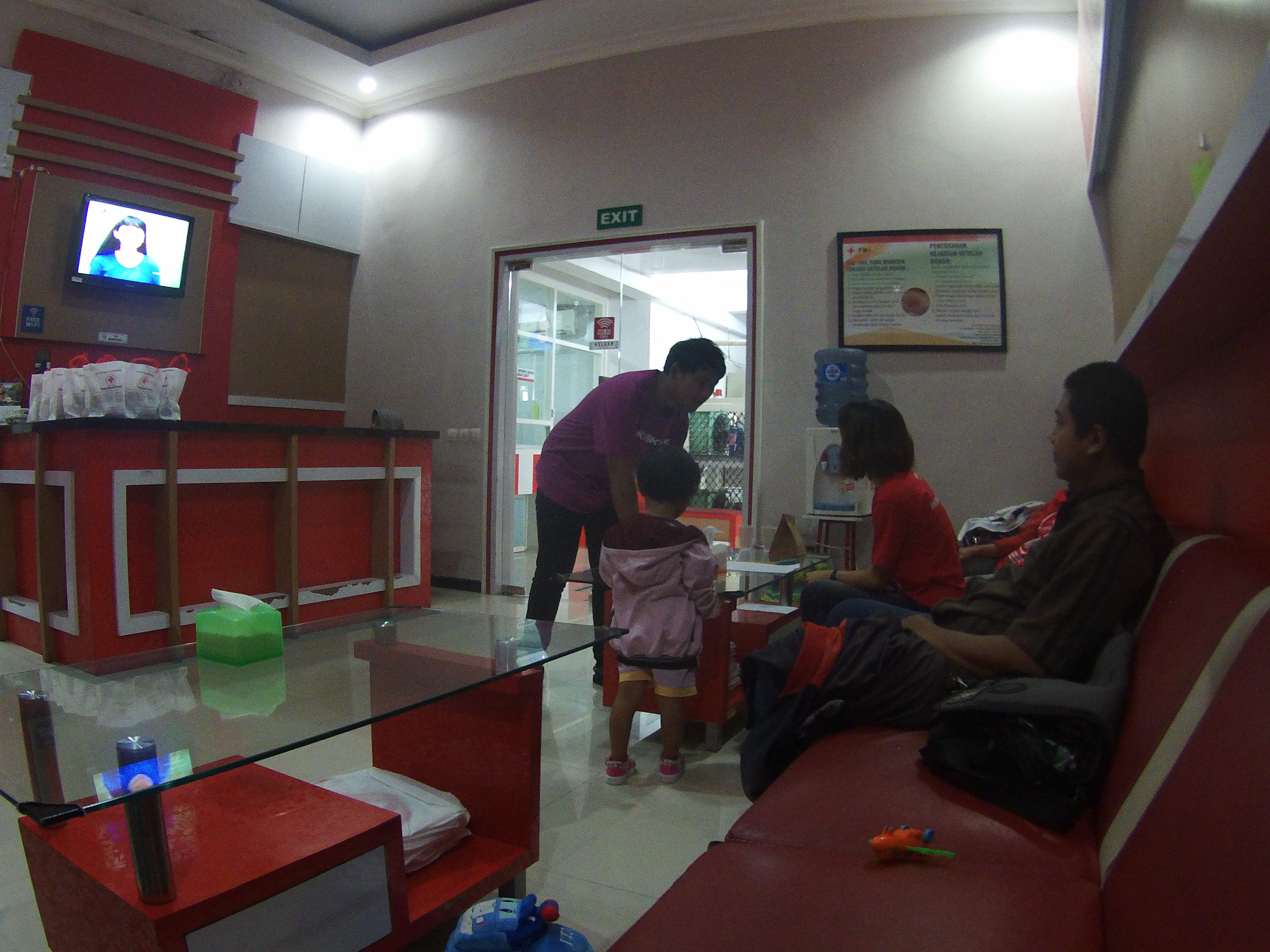 sambil nonton TV