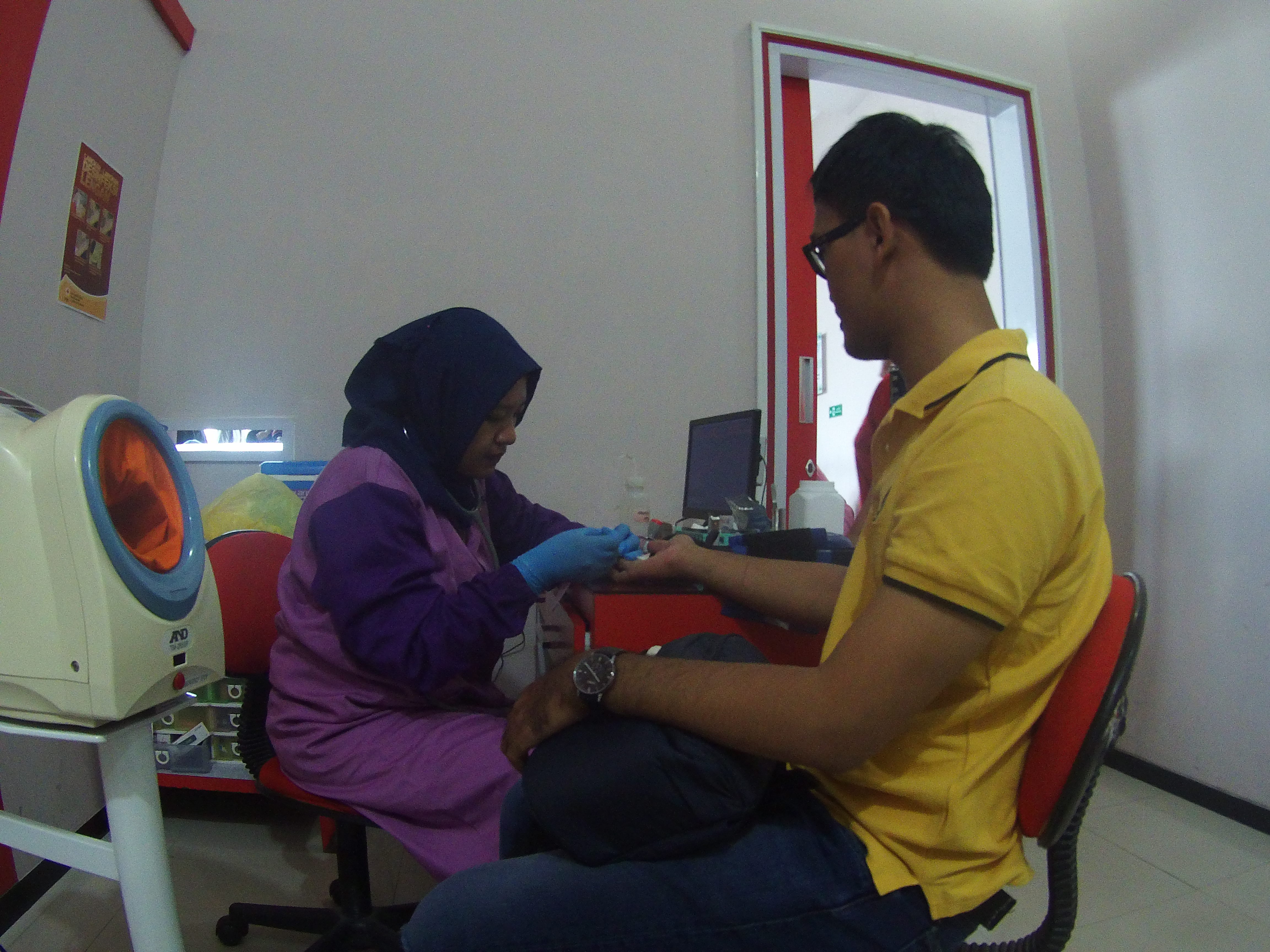Si kaos kuning ikut berpartisipasi