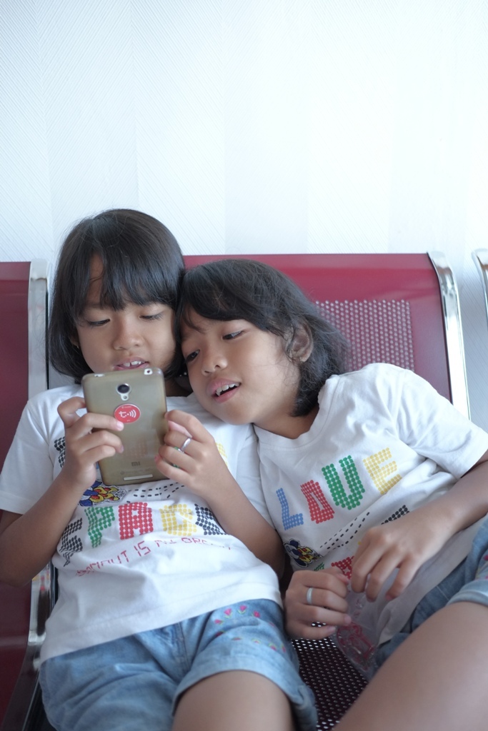 dedek kembar ini selalu ikut kalau ayahnya donor