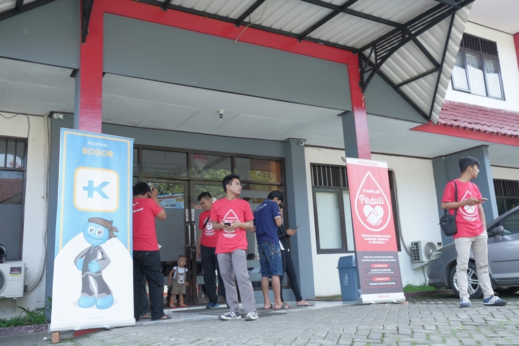 panitianya juga lagi sibuk upload foto