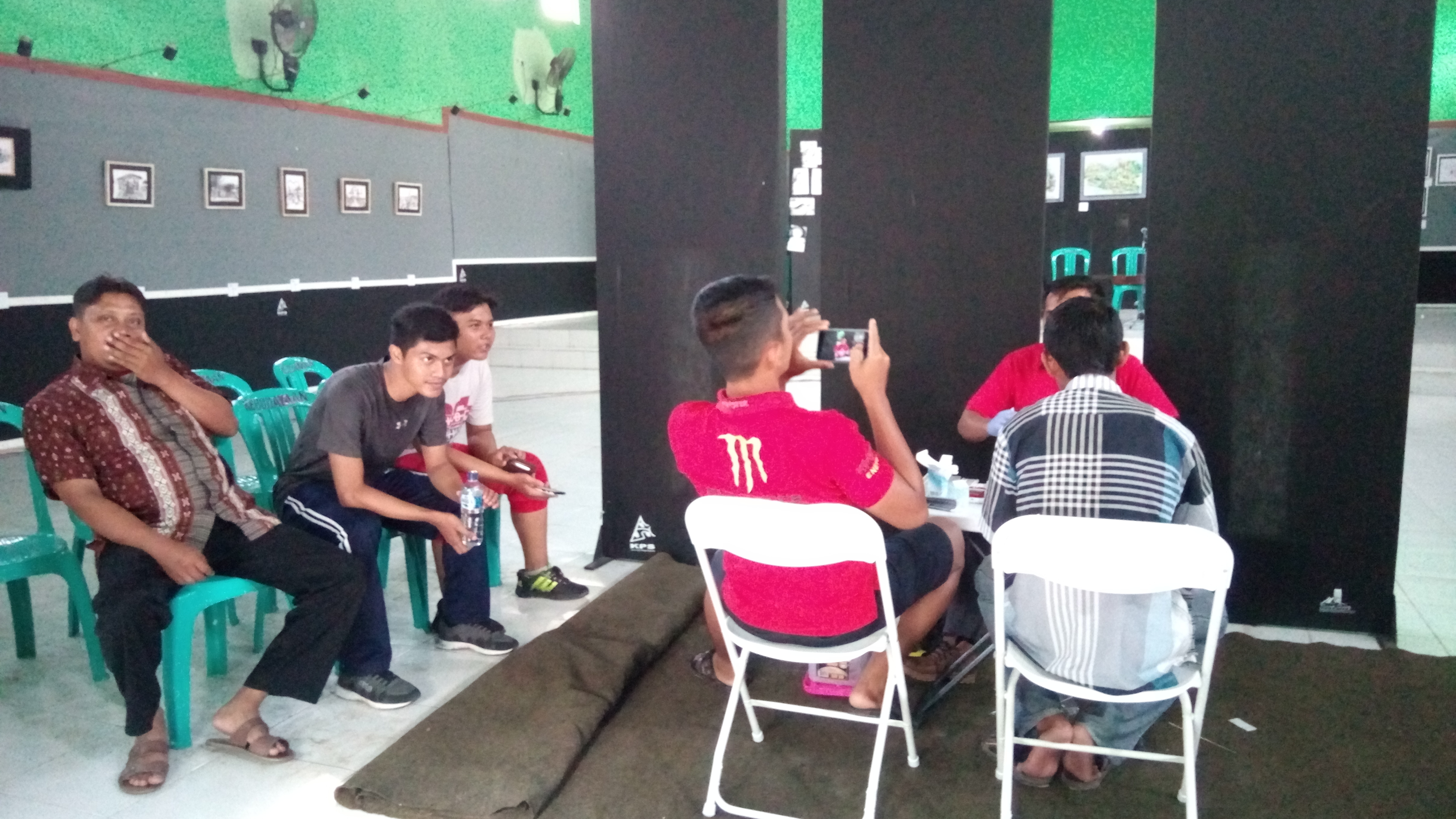 sambil menunggu antrian foto dulu