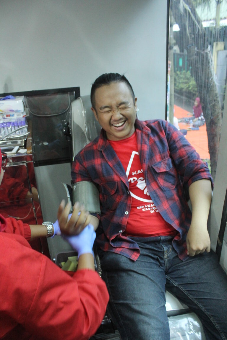 Tangannya Di Genggam Ya Mas