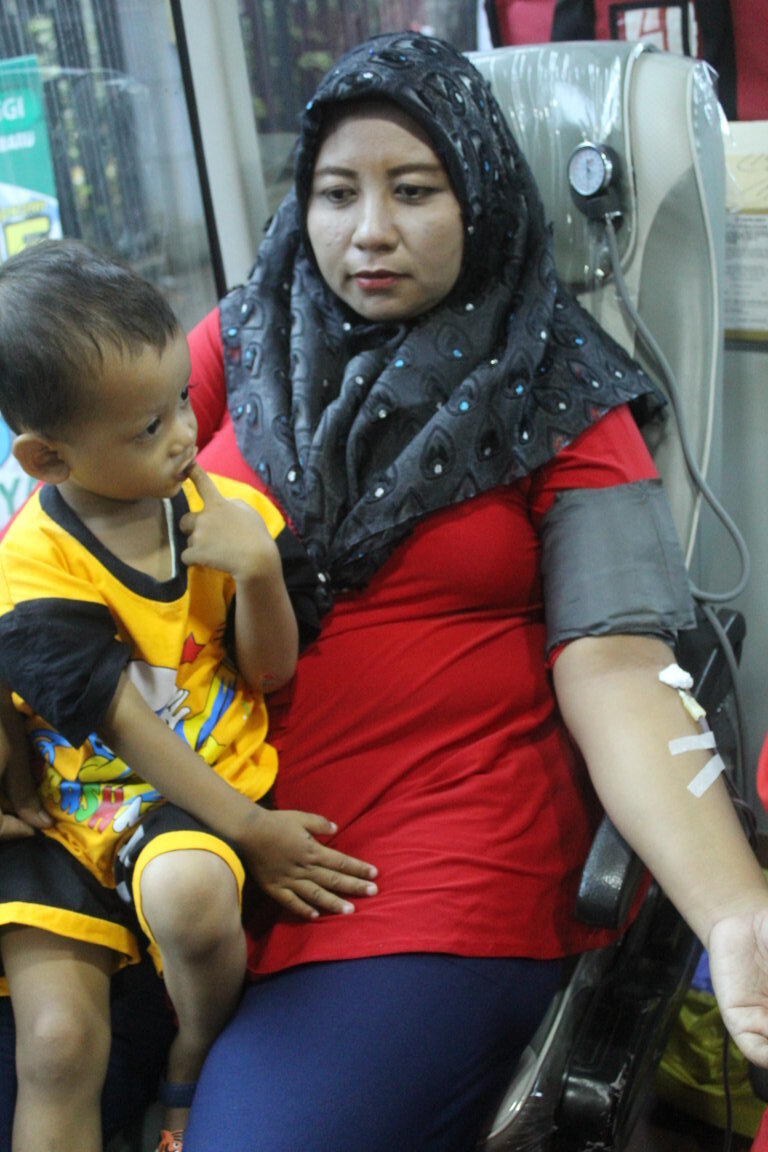 Si Adek Gamau Pisah Sama Mamah Yang Lagi Donor