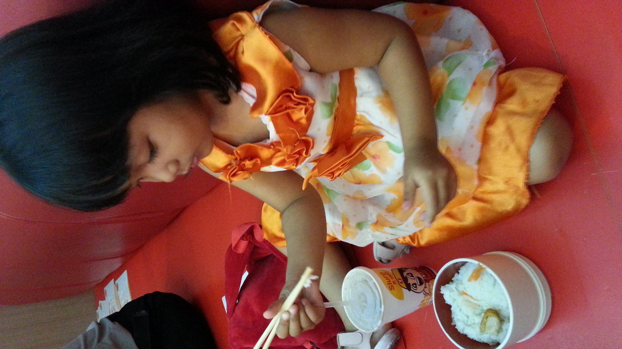 Bljr makan pake sumpit