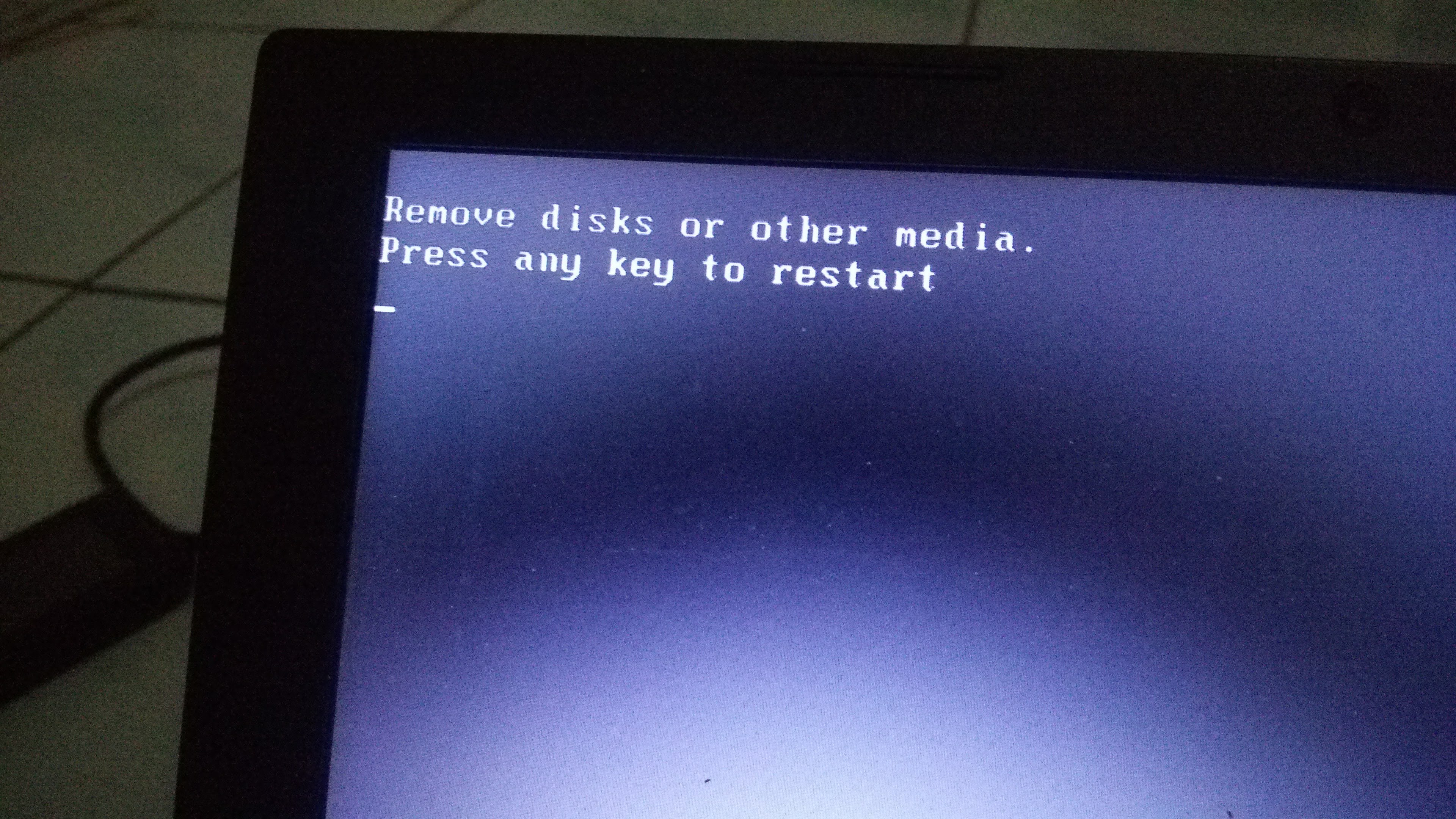 MINTA SOLUSI...&quot;Remove disks or other media. Press any key to restart&quot;
