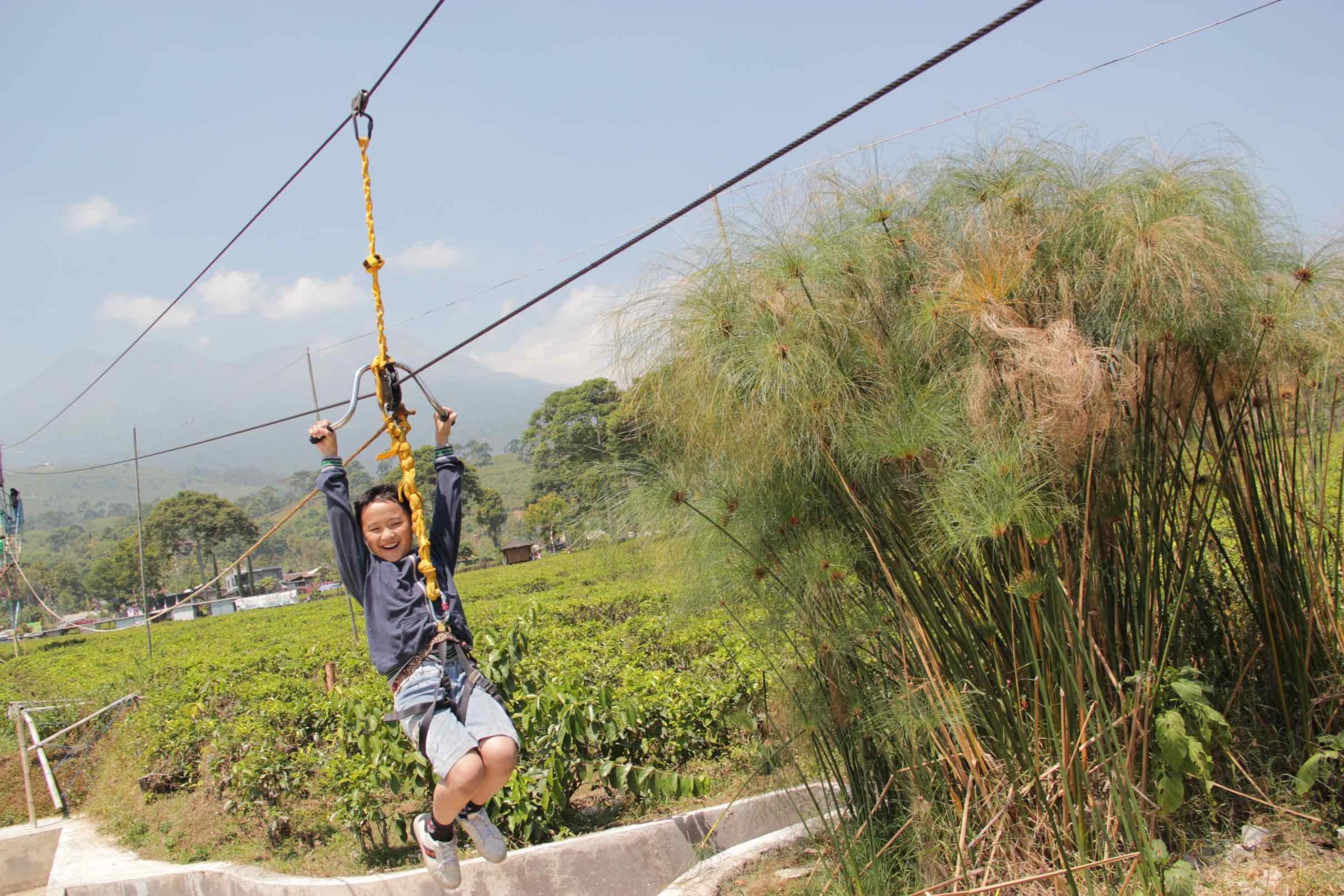 Flying Fox Outbound anak di kemuning