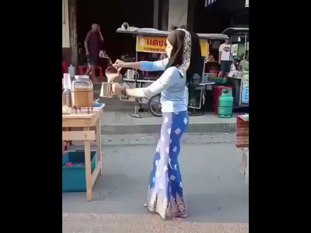 AKSI WANITA CANTIK RACIK TEH TARIK SAMBIL NARI HEBOHKAN MEDSOS