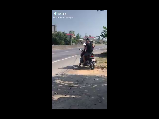 VIRAL TIKTOK!!! Terlalu Banyak Gaya Tersungkur Dari Keretanya :D 